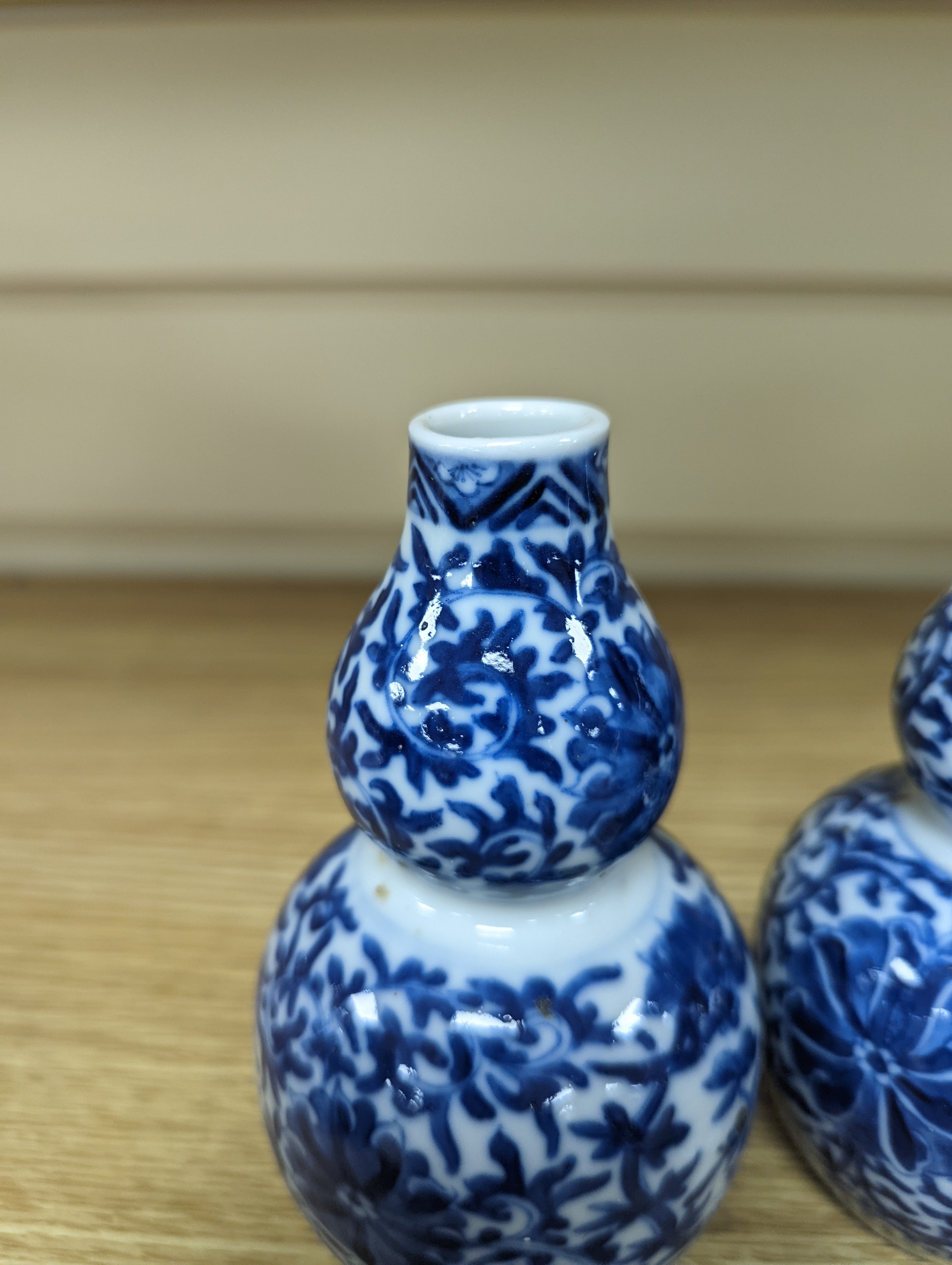 A pair of Chinese blue and white double-gourd small vases 14cm